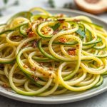 Tagliatelles de courgettes préparées avec des assaisonnements