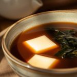 Soupe miso aux algues et tofu traditionnelle